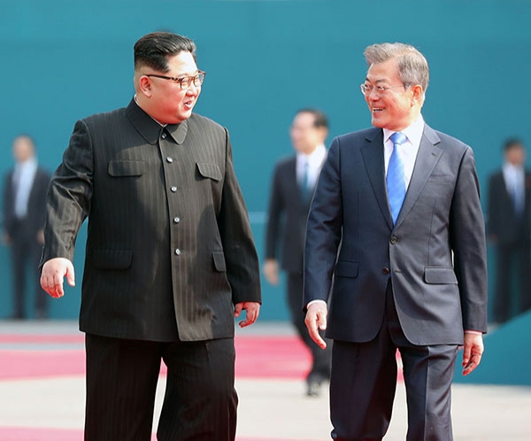 4月27日、南北首脳会談を行った韓国の文在寅大統領（右）と北朝鮮の金正恩国務委員長。板門店合同取材団提供。