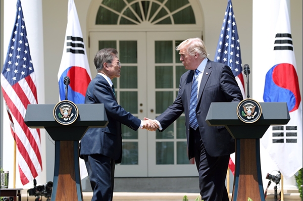 6月30日(現地時間)、共同記者会見を終えて握手する文在寅大統領とトランプ大統領。写真は青瓦台提供。