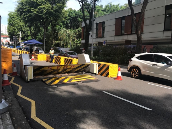 セント・レジスホテル前の道は、シンガポールの目抜き通りの「オーチャード・ロード」。車止めが設置され、ホテルに入る車をチェックしている。