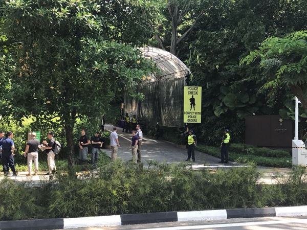 シンガポールの南側にある、セントーサ島に明日の米朝首脳会談が行われるカペラ・ホテルがある。タクシーに乗って入ろうとしたが、関係者であることを証明するパスを求められ、あえなく追い払われた。道の向かい側からホテルの正門を撮影したもの。