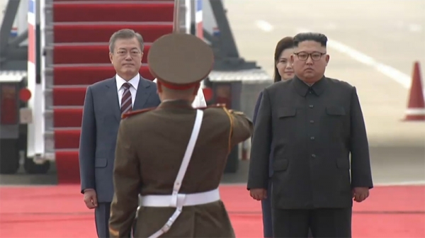 平壌順安空港で北朝鮮の儀仗隊を査閲する南北両首脳。写真は平壌写真共同取材団。