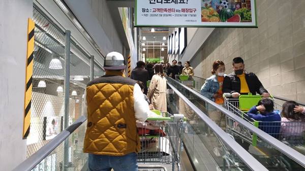 買い物客で混み合う大型ショッピングモール。京畿道金浦市。4日、筆者撮影。