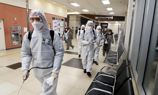 新型コロナウイルス拡散の中、民間病院で防疫作業を行う韓国陸軍。国防部提供。