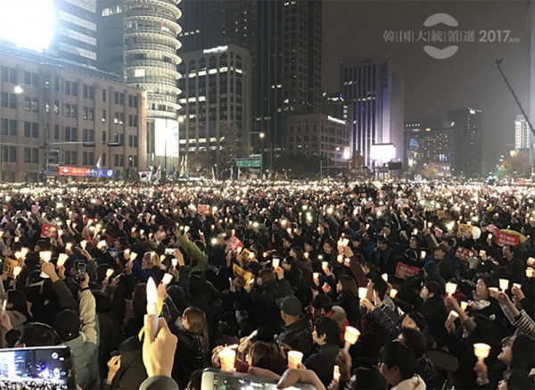 2016年冬、数週間にわたり100万人の市民がソウル都心の目抜き通りを埋めた。16年11月、筆者撮影。