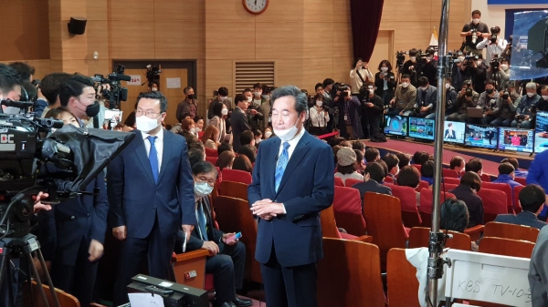 15日、国会議員会館で撮影に応じる李洛淵（イ・ナギョン）元総理。筆者撮影。