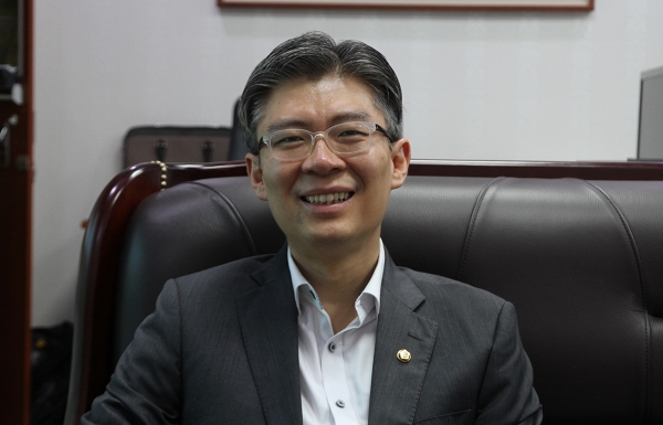 韓国の政党「時代転換」の趙廷訓（チョ・ジョンフン）議員。今年7月、筆者撮影。