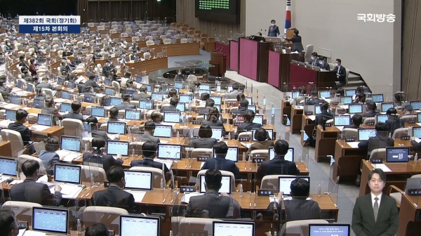 韓国の国会では9日10日とたくさんの法案が処理されている。国会放送をキャプチャ。