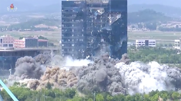 今年6月16日、北朝鮮により「南北共同連絡事務所」が爆破された際、被害を受けた「開城工業団地支援センター」。20年6月17日の朝鮮中央テレビをキャプチャ。