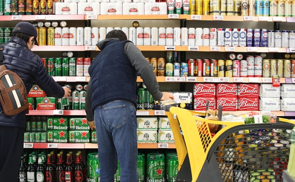 ソウル市内の大型スーパーマーケットで酒を買う人々。聯合ニュース提供。