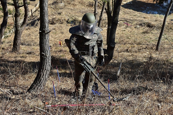 防護用具を着用した教育生が、陸軍工兵学校の地雷除去訓練場で実習を行っている。韓国陸軍提供。