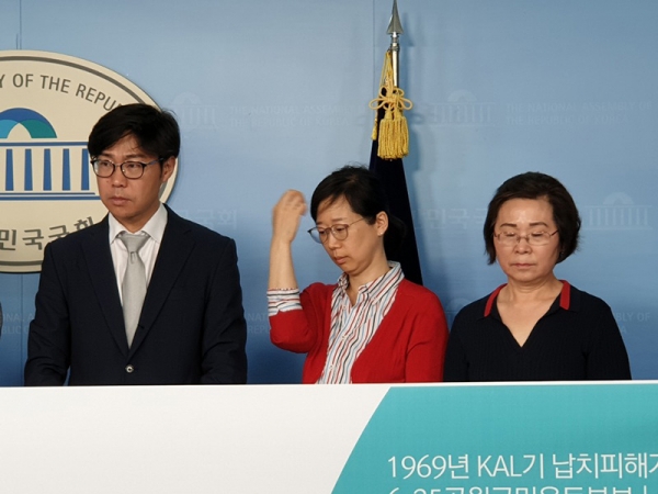 ソウルを基盤とする国際NGO「転換期正義ワーキンググループ」の李永煥代表（左端）。16日、筆者撮影。