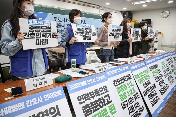 18日、ソウル市内で会見を行う看護師たち。会見は医療連帯本部が主催した。聯合ニュース提供。
