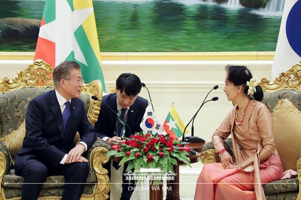 2019年9月、ミャンマーの首都ネピドーでアウンサンスーチー国家顧問と会談する文在寅大統領。青瓦台提供。