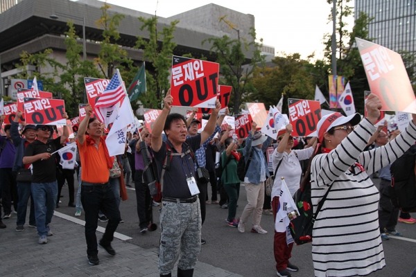 いわゆる「曺国騒動」さ中の19年10月3日、ソウル都心で保守派市民による大規模な「反文在寅政権デモ」が行われた。筆者撮影。