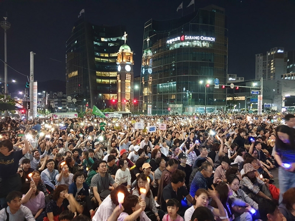 同じ時期にソウルの大検察庁前で行われた検察改革を求めるデモ。多数の進歩派市民が参加した。19年9月28日、筆者撮影。