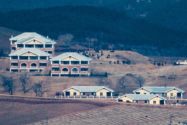 25日、韓国の烏頭山統一展望台から撮影した、北朝鮮・黄海北道開豊郡の様子。聯合ニュース提供。
