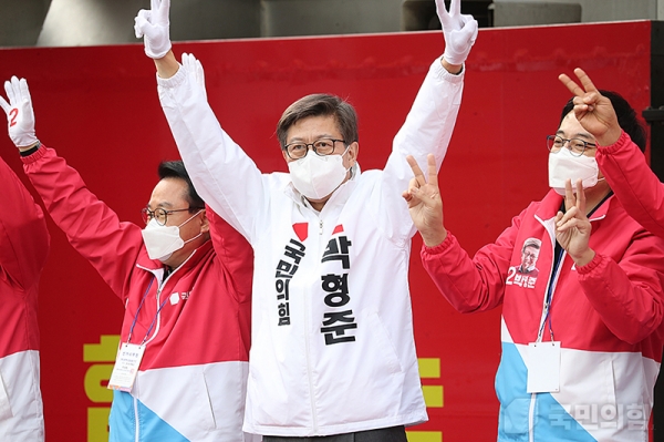 釜山市長選に第一野党・国民の力から立候補している、朴亨埈候補。社会学博士号を持ち、過去、李明博政権下で青瓦台政務主席などを務めた。同党HPより引用。