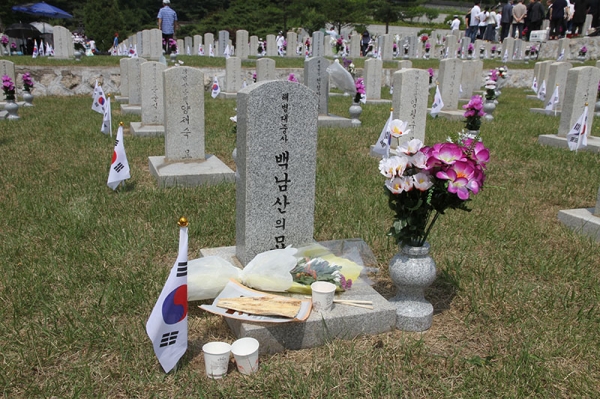 ソウル市内の顕忠院にある、朝鮮戦争で戦死した韓国軍兵士の墓。18年6月、筆者撮影。