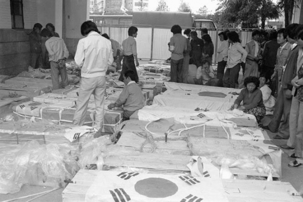 1980年5月23日、全南道庁内部に安置された市民の遺体。戒厳軍により殺害されたものだ。同推進団提供。