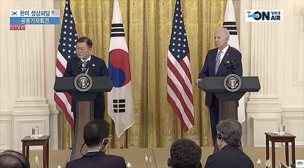 21日（現地時間）、首脳会談を終え共同記者会見に臨む米韓首脳。青瓦台テレビより引用。