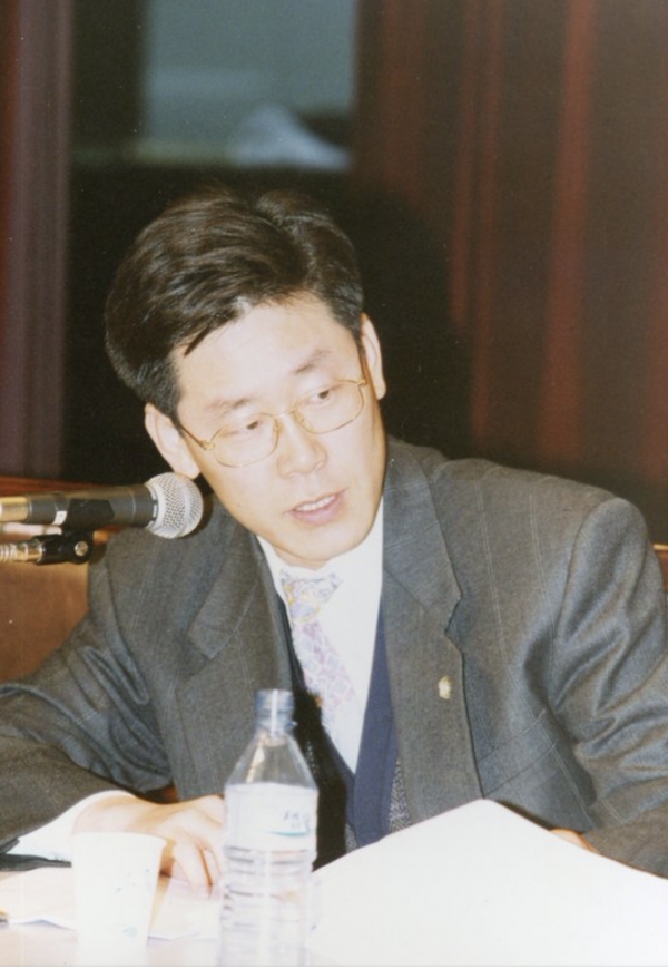 1990年、城南市で弁護士活動を行っていた当時の李在明氏。同氏選対事務所提供。