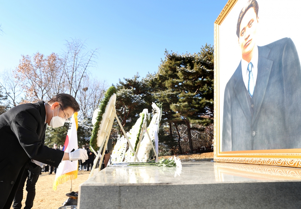 19日、ソウル市内で行われた尹奉吉（ユン・ボンギル）殉国89周忌追悼式に参加した李在明候補。共に民主党提供。