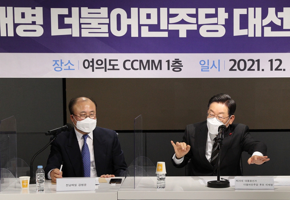 28日午後、ソウル市内で行われた韓国地域（地方）言論人クラブ招請討論会に出席した李在明候補（右）。共に民主党提供。