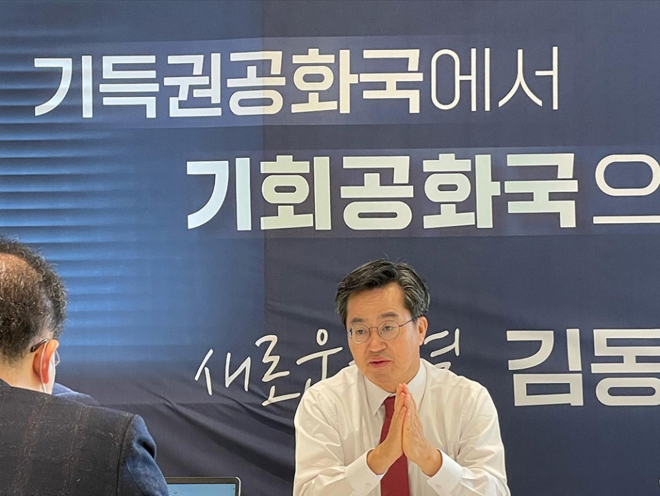 29日、韓国メディアのインタビューに応じる金東兗候補。新しい波提供。