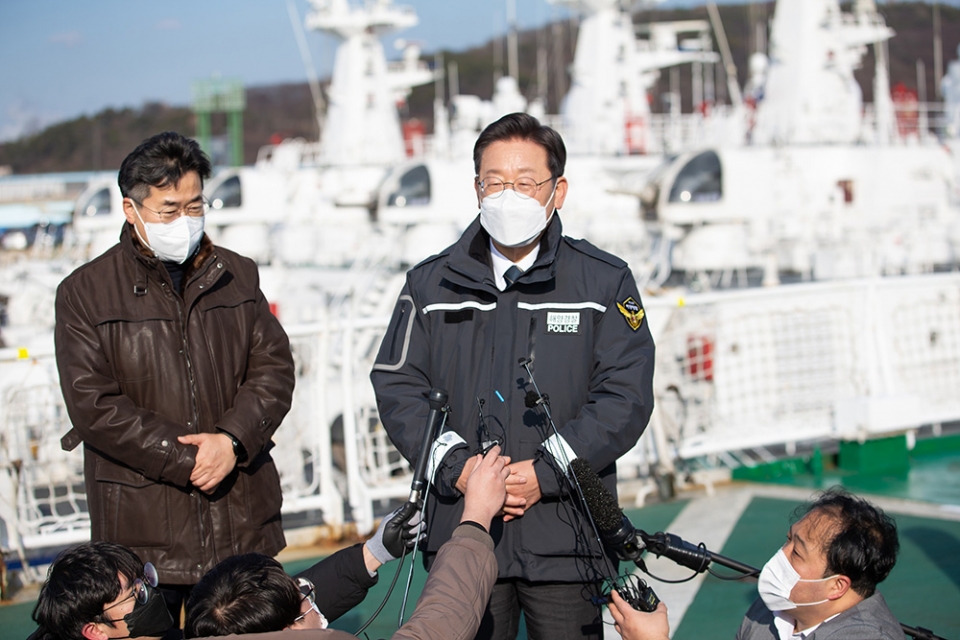 12月30日午後、仁川市内にある韓国の西海（黄海）5島特別警備団を訪問した李在明候補。共に民主党提供。