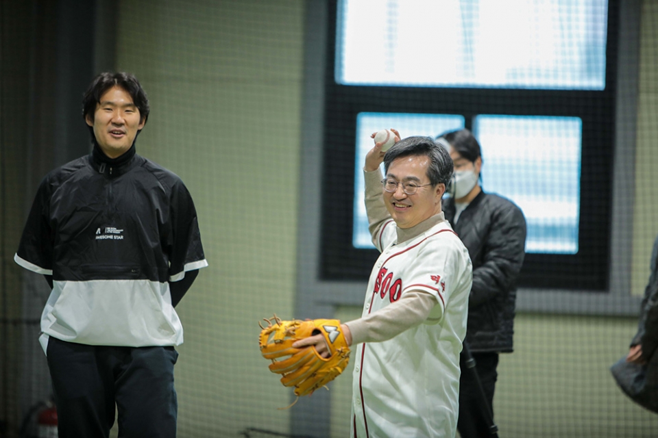 12月30日、人気YouTubeチャンネルの「ソクコーチの野球ショー」に出演した金東兗候補。新しい波提供。
