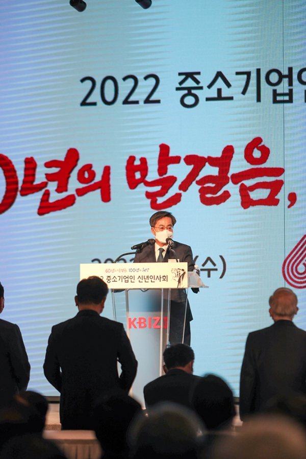 5日午後、ソウル市内で尹錫悦候補や沈相奵候補と共に「中小企業人新年挨拶会」に参加した金東兗候補。新しい波提供。