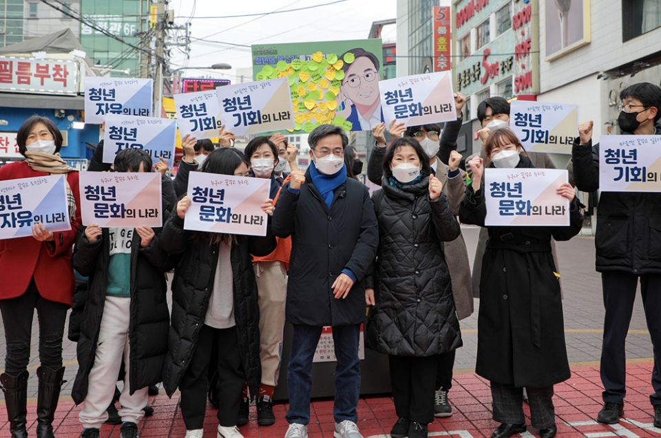 8日午後、ソウル市内の弘益大学前を訪れ、若者支持者たちと交流した金東兗候補（中央）。新しい波提供。
